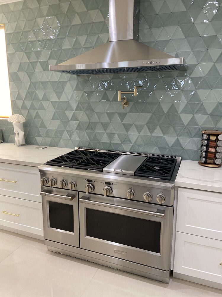 NEWtoVrbo: Spacious Home w/ Pool & covered partio, chef's kitchen, 10min to dwtn