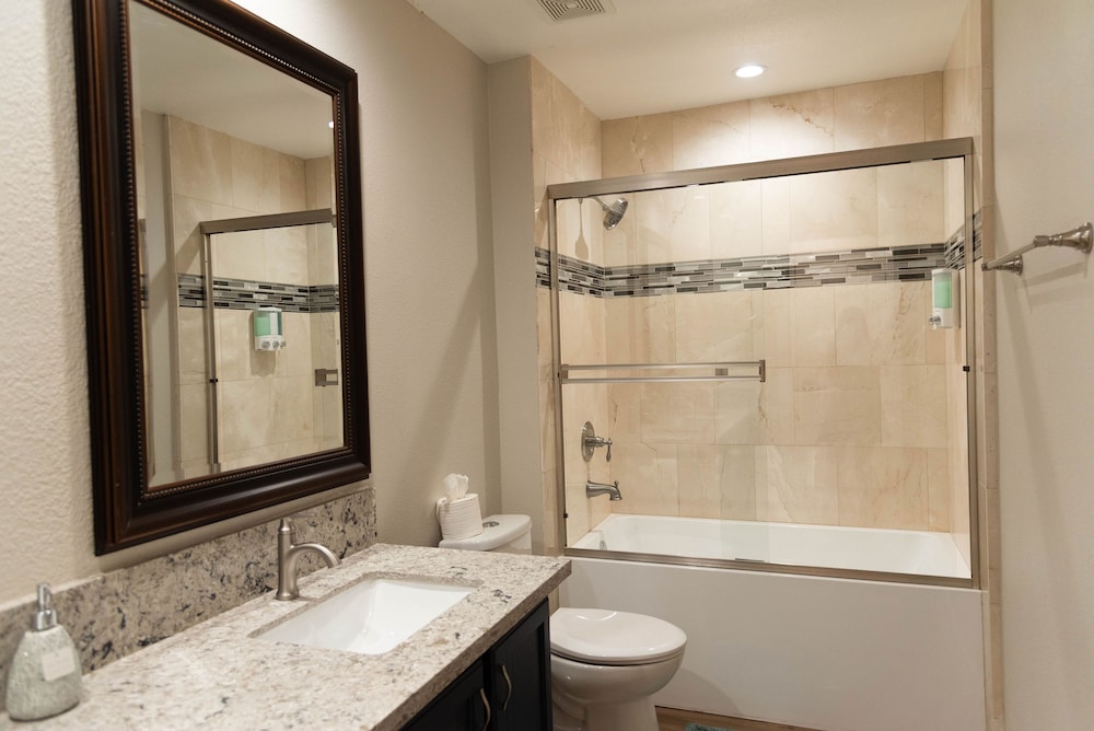 NEWtoVrbo: Spacious Home w/ Pool & covered partio, chef's kitchen, 10min to dwtn