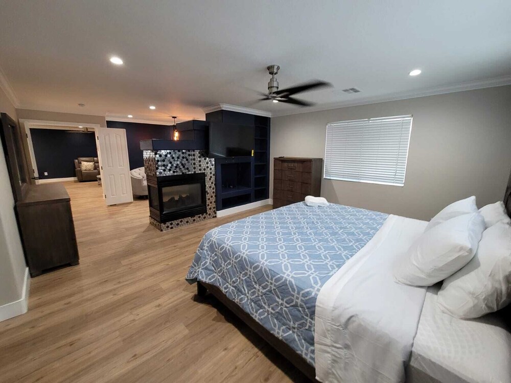 NEWtoVrbo: Spacious Home w/ Pool & covered partio, chef's kitchen, 10min to dwtn