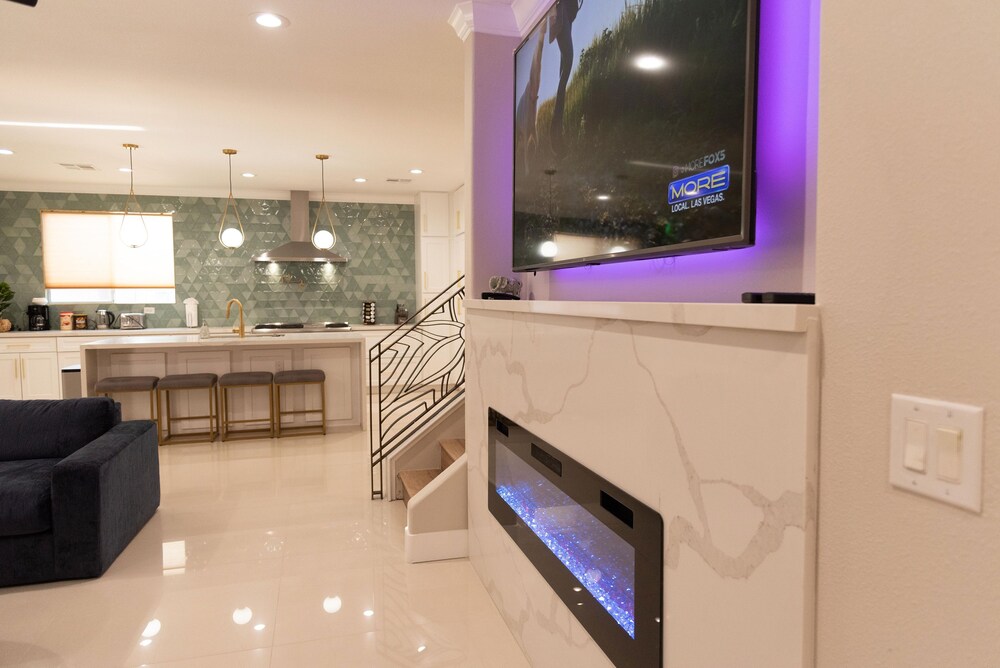 NEWtoVrbo: Spacious Home w/ Pool & covered partio, chef's kitchen, 10min to dwtn