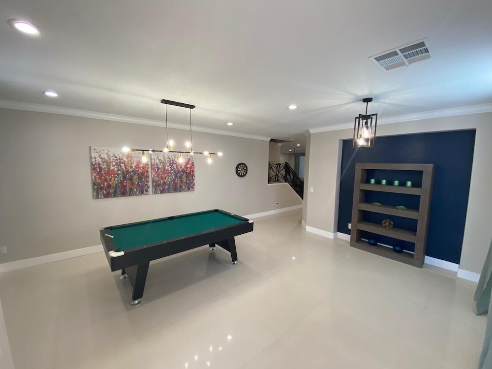 NEWtoVrbo: Spacious Home w/ Pool & covered partio, chef's kitchen, 10min to dwtn