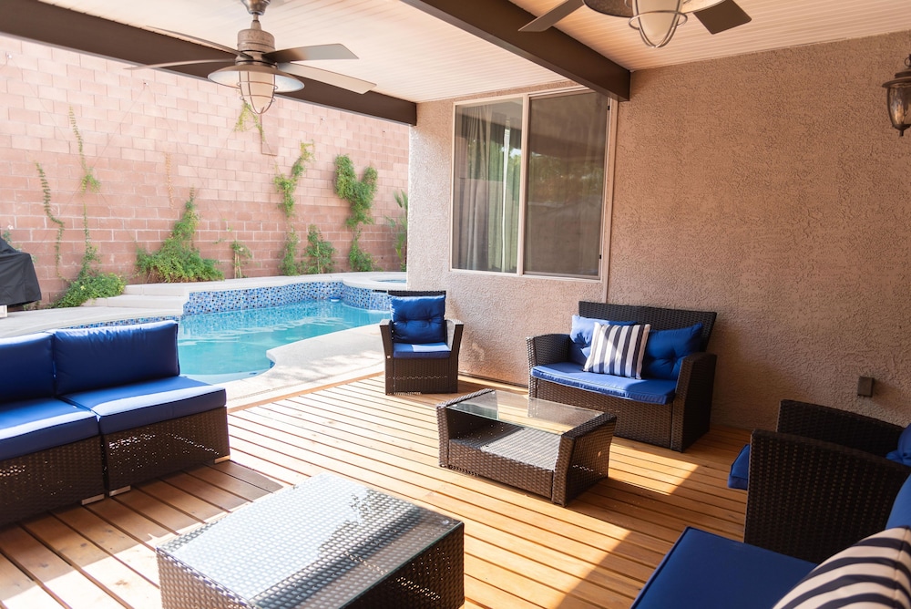 NEWtoVrbo: Spacious Home w/ Pool & covered partio, chef's kitchen, 10min to dwtn