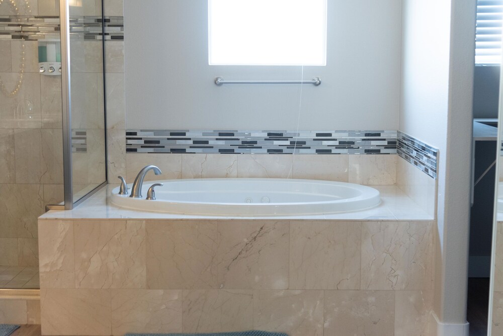 NEWtoVrbo: Spacious Home w/ Pool & covered partio, chef's kitchen, 10min to dwtn