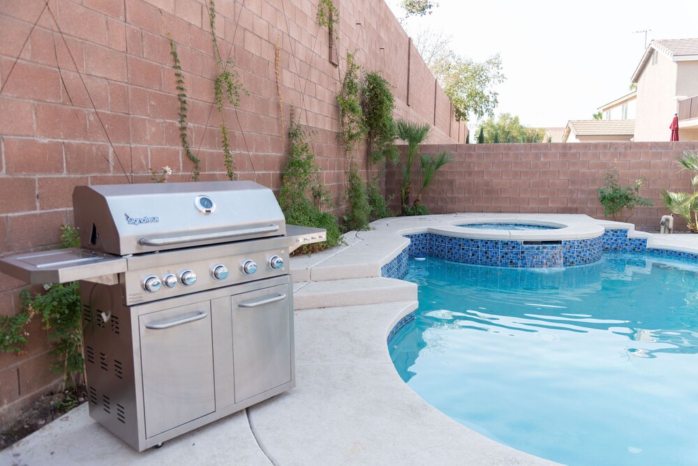 NEWtoVrbo: Spacious Home w/ Pool & covered partio, chef's kitchen, 10min to dwtn