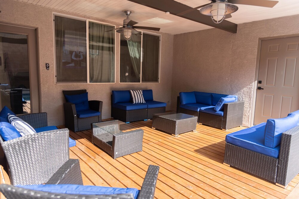 NEWtoVrbo: Spacious Home w/ Pool & covered partio, chef's kitchen, 10min to dwtn