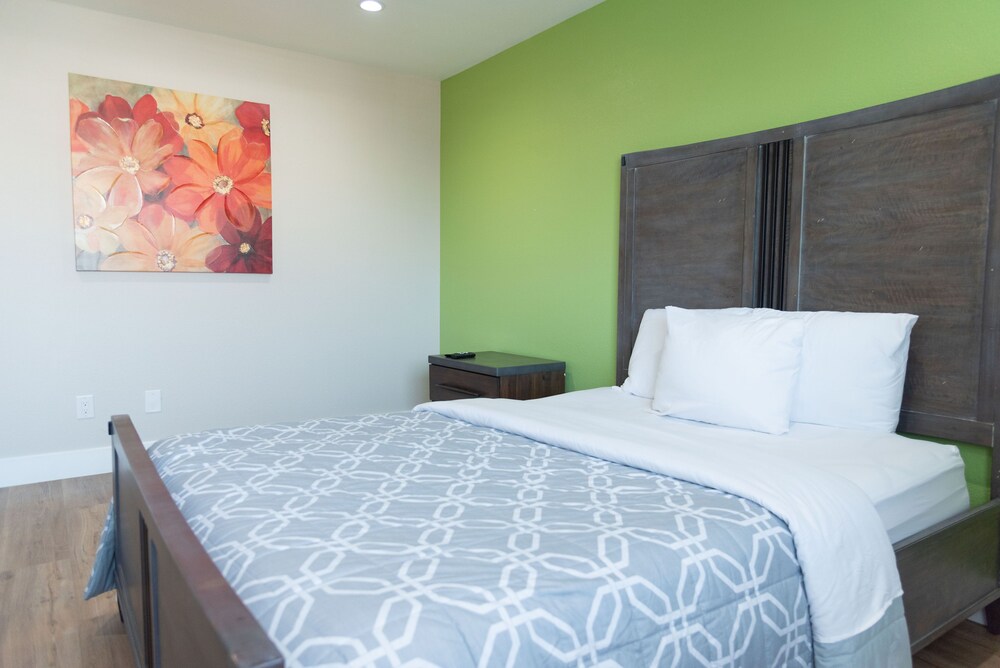 NEWtoVrbo: Spacious Home w/ Pool & covered partio, chef's kitchen, 10min to dwtn