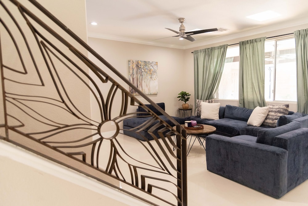 NEWtoVrbo: Spacious Home w/ Pool & covered partio, chef's kitchen, 10min to dwtn