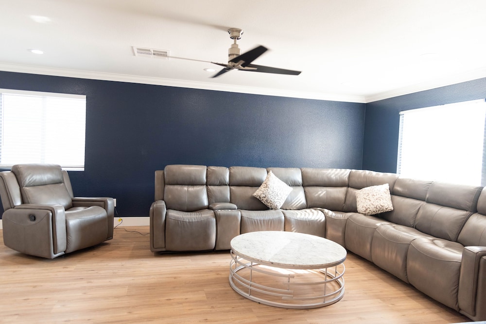 NEWtoVrbo: Spacious Home w/ Pool & covered partio, chef's kitchen, 10min to dwtn