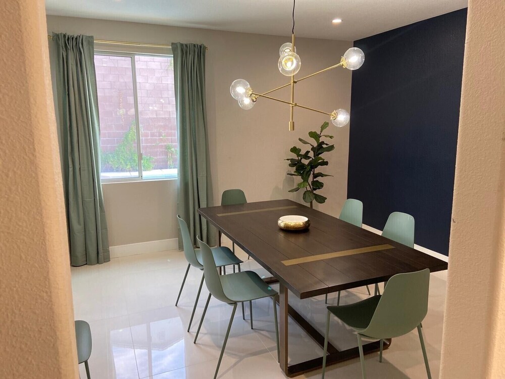 NEWtoVrbo: Spacious Home w/ Pool & covered partio, chef's kitchen, 10min to dwtn