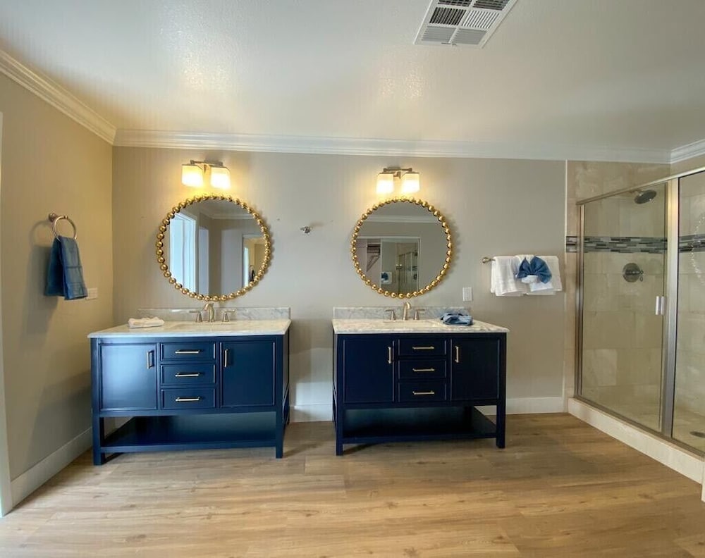 NEWtoVrbo: Spacious Home w/ Pool & covered partio, chef's kitchen, 10min to dwtn