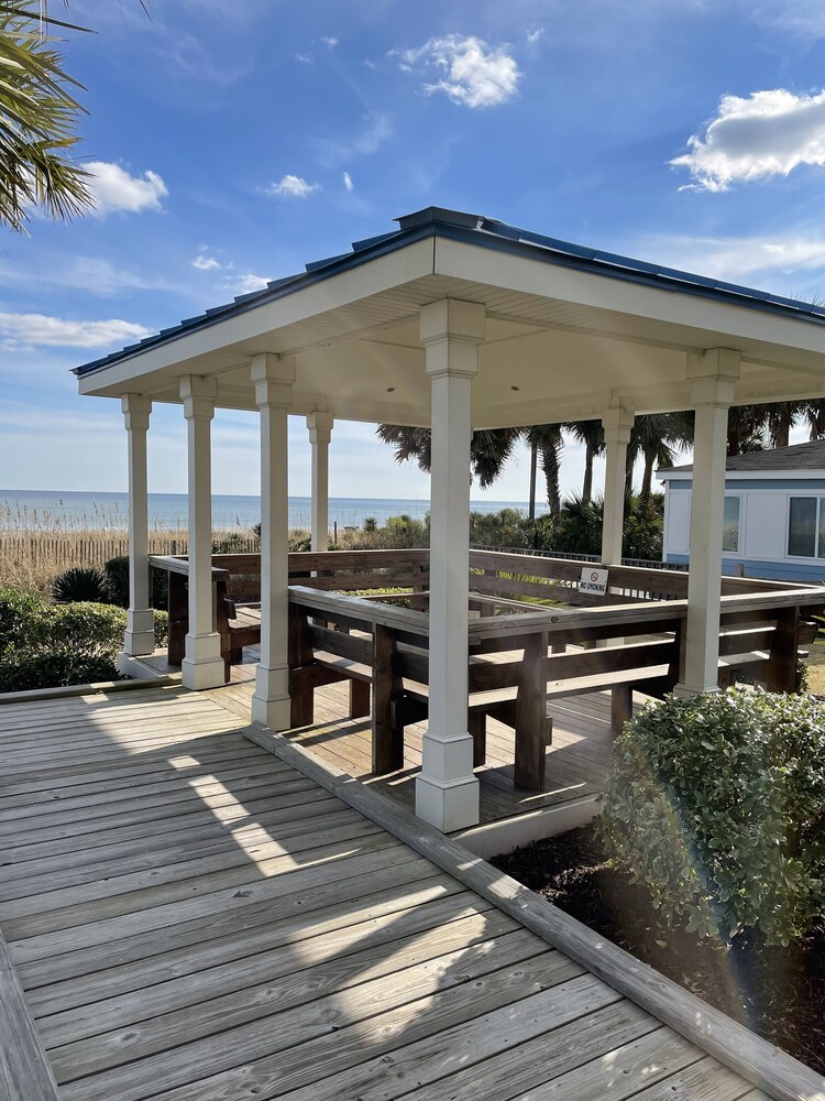 Gorgeous Ocean View Suite + Official On-Site Rental Privileges