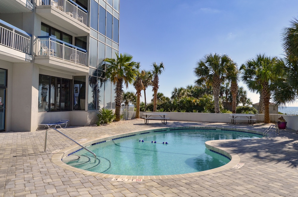 Gorgeous Ocean View Suite + Official On-Site Rental Privileges