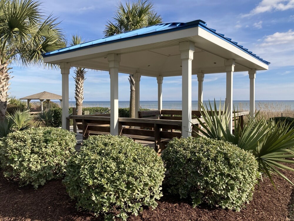 Gorgeous Ocean View Suite + Official On-Site Rental Privileges