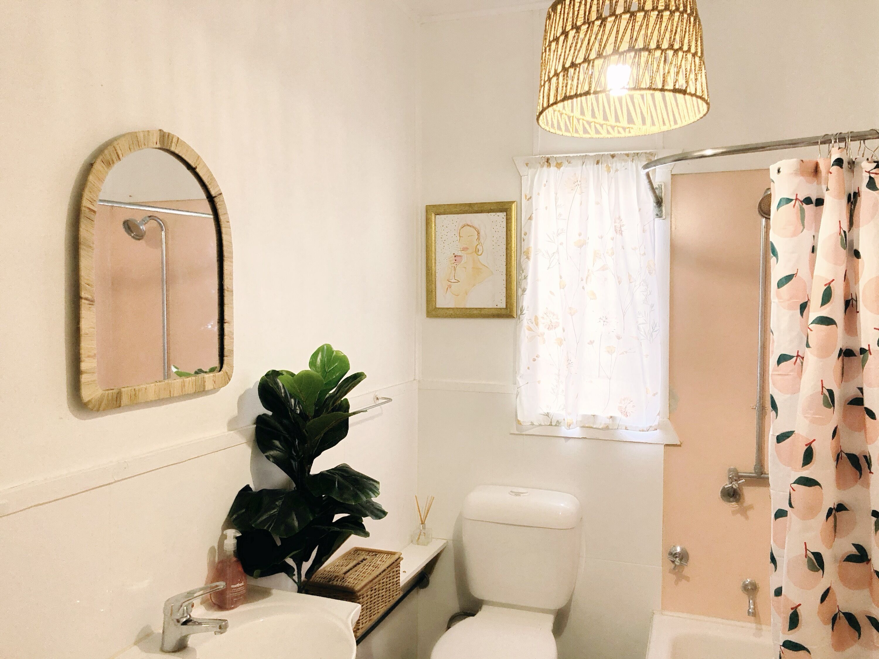 Vintage Styled 2 Bedroom Unit, Metres From Beach