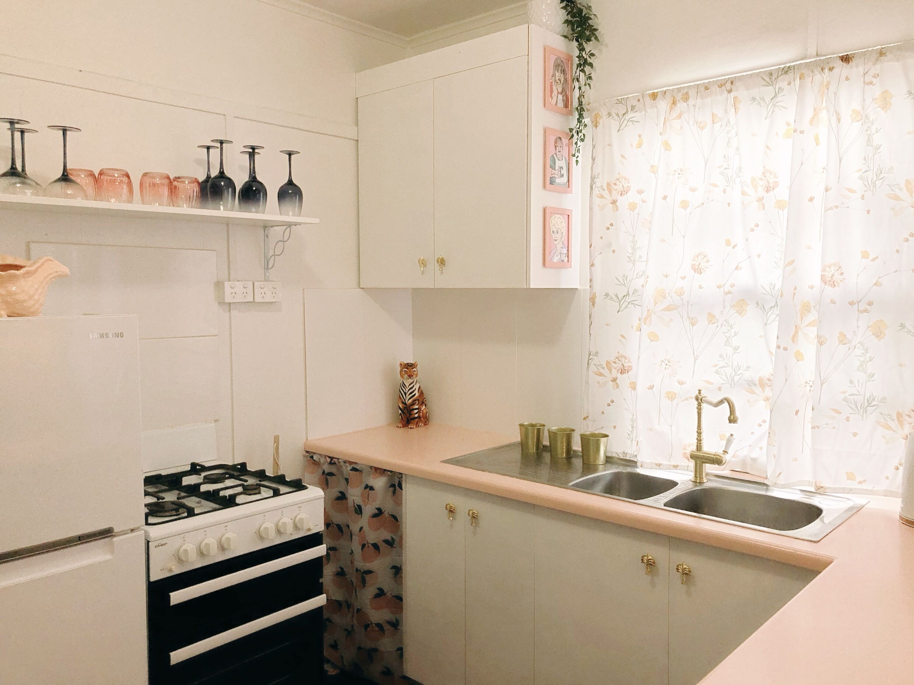 Vintage Styled 2 Bedroom Unit, Metres From Beach