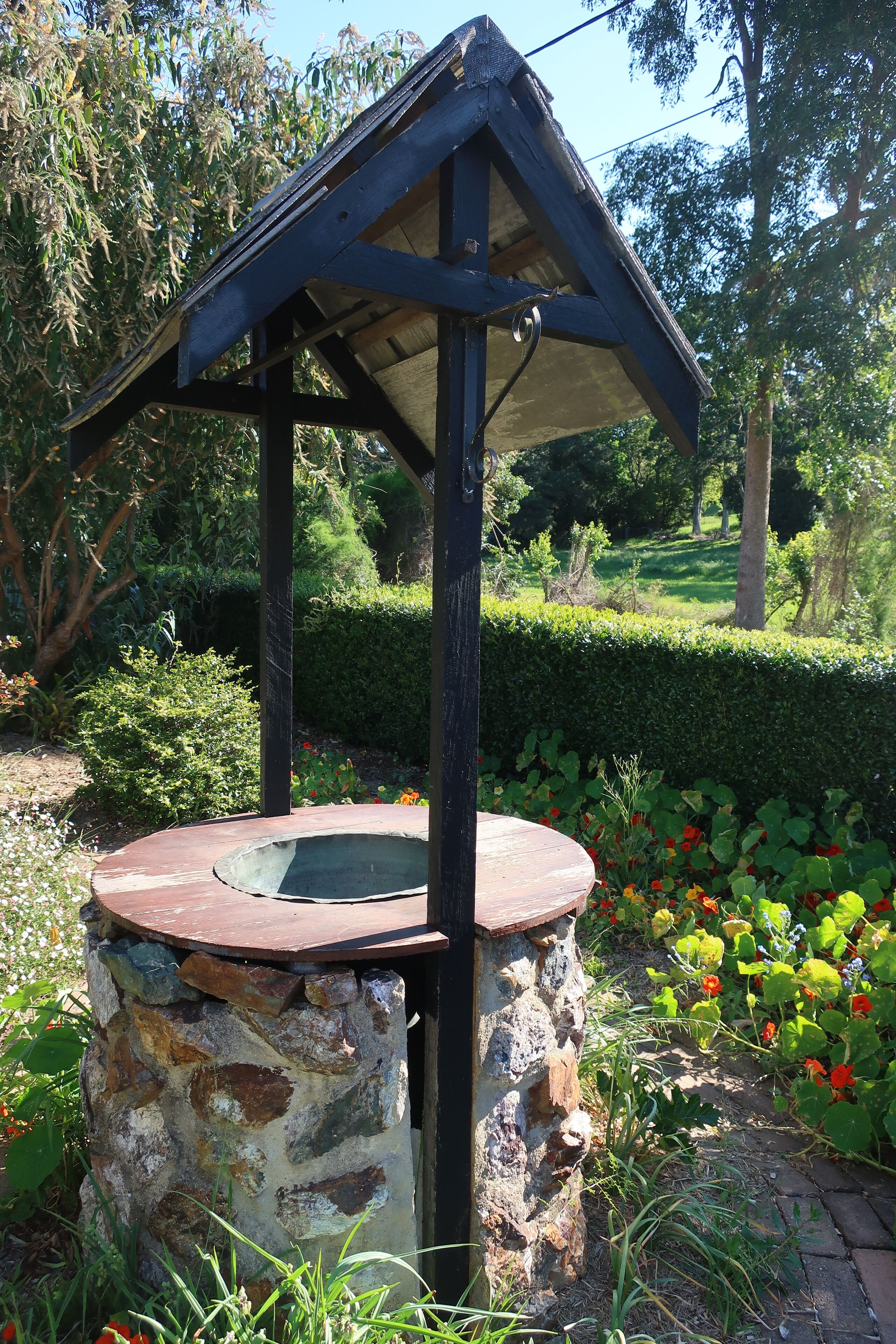 English Style Cottage 400m Walk From Gallery Walk!