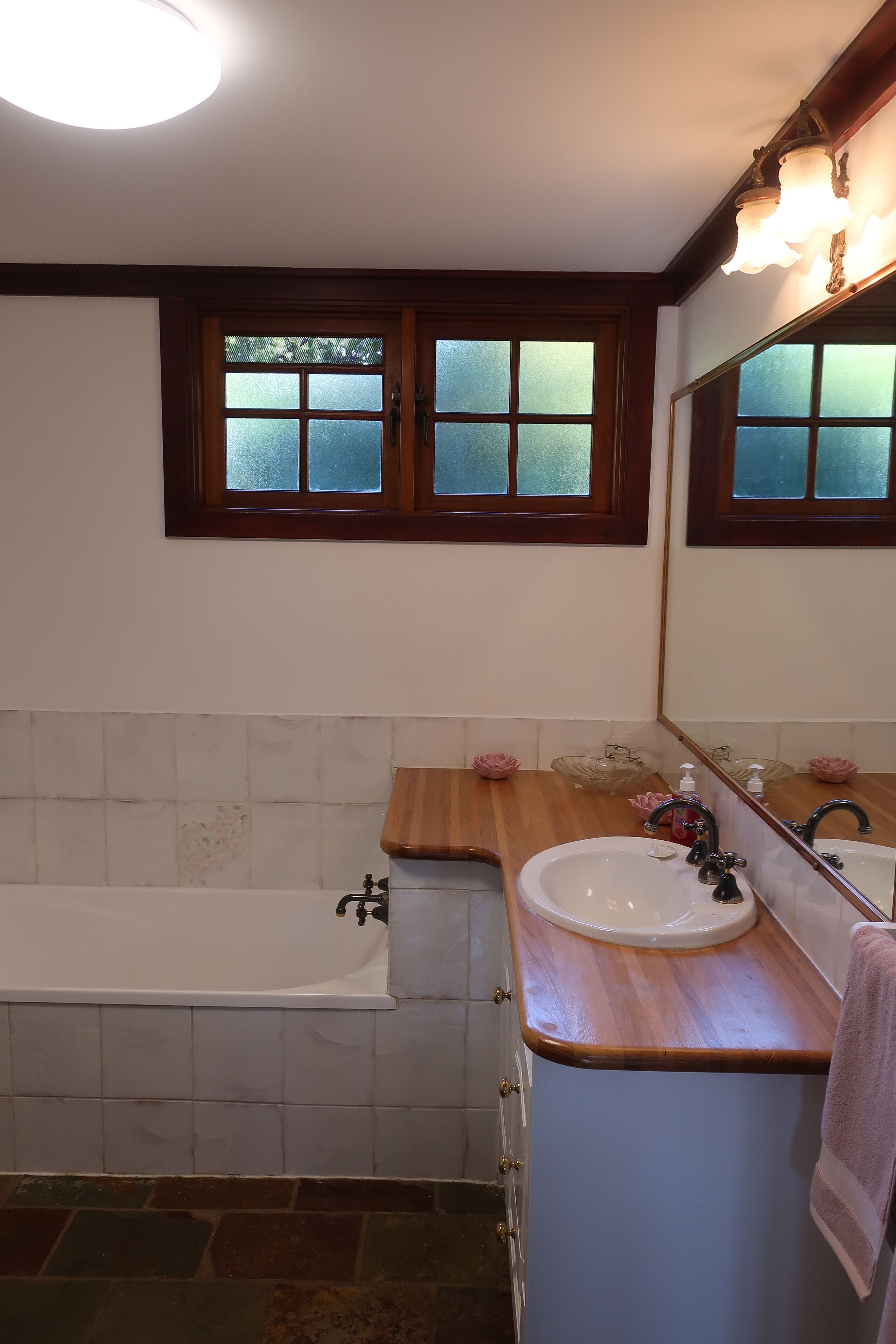 English Style Cottage 400m Walk From Gallery Walk!