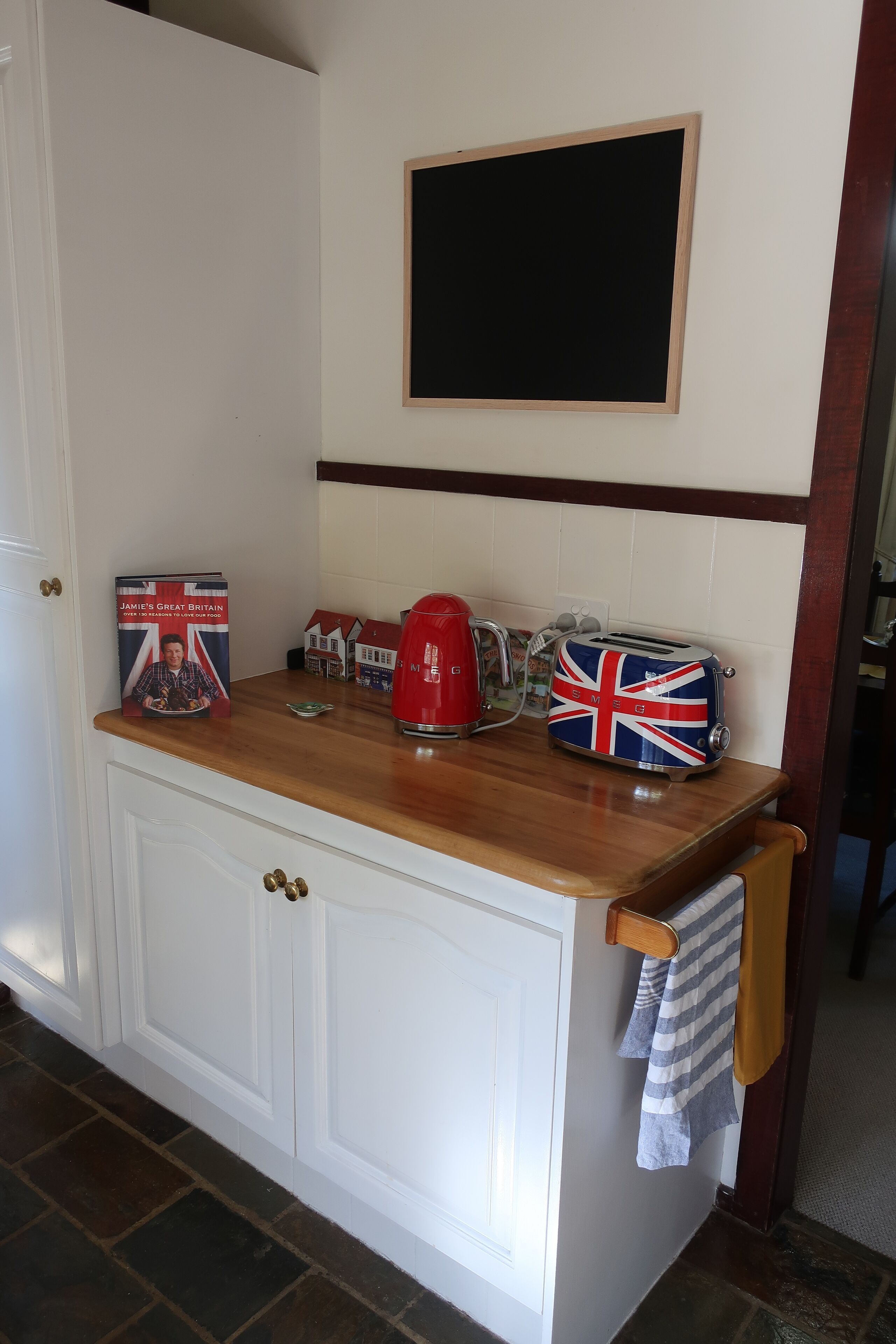 English Style Cottage 400m Walk From Gallery Walk!