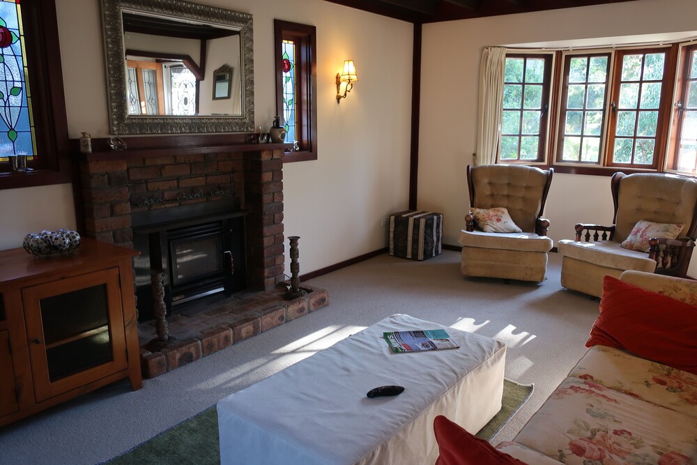 ENGLISH STYLE COTTAGE 400M WALK FROM GALLERY WALK! Deals & Reviews (Tamborine Mountain, AUS