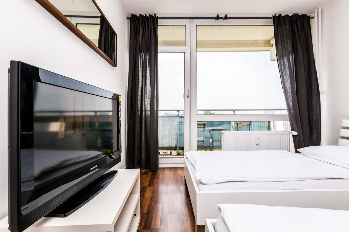 Schone Ferienwohnung In Zentraler Lage In Koln Deutz Mit Domblick Vom Balkon Und Pkw Stellplatz 21 Room Prices Deals Reviews Expedia Com