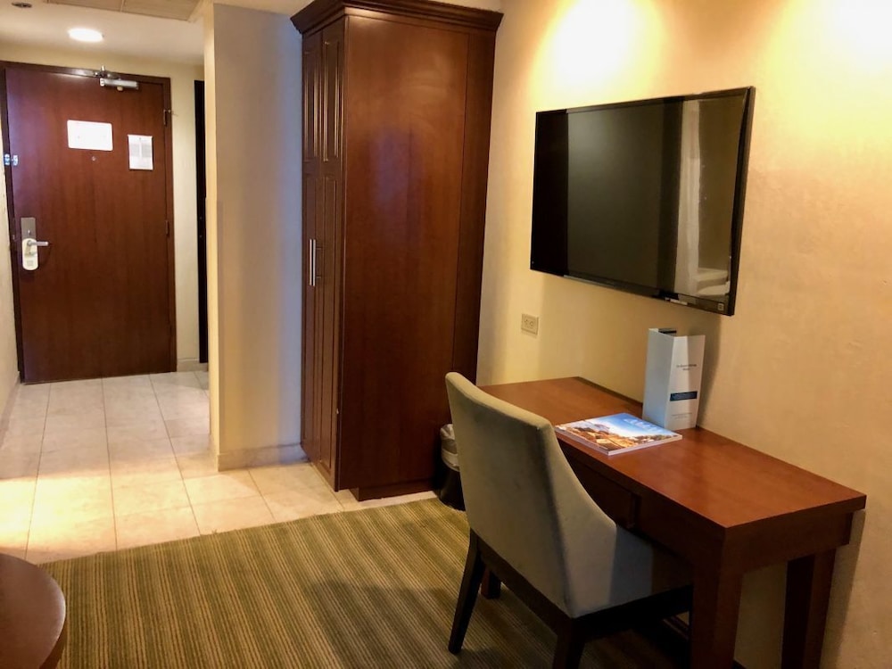 WONDERFUL HOTEL! TWO GREAT SUITES AND POOL!