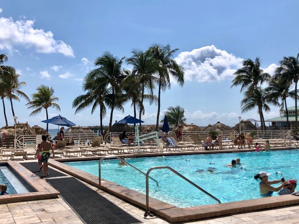 Three Amazing Units Near Airport ,Spa, Beach, Pool, Parking, Restaurant