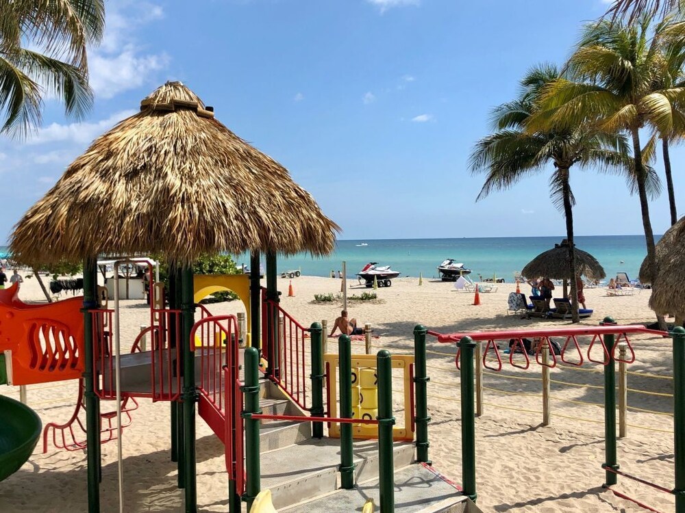 Three Amazing Units Near Airport ,Spa, Beach, Pool, Parking, Restaurant