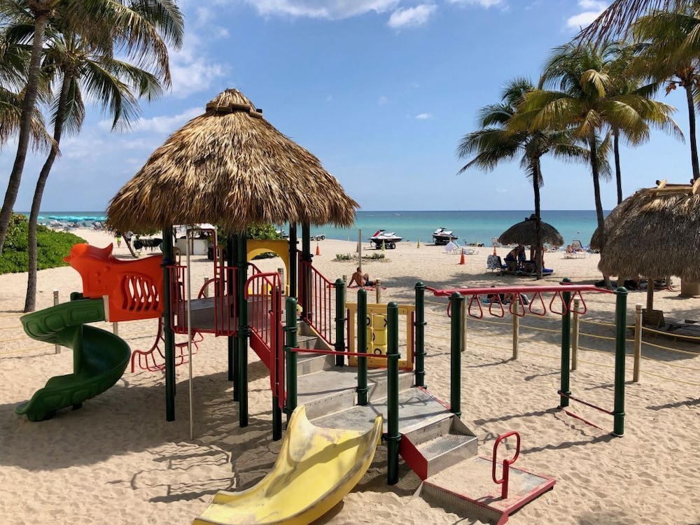 Lovely Escape! 4 Family-Friendly Units, Pool, Beach, Spa