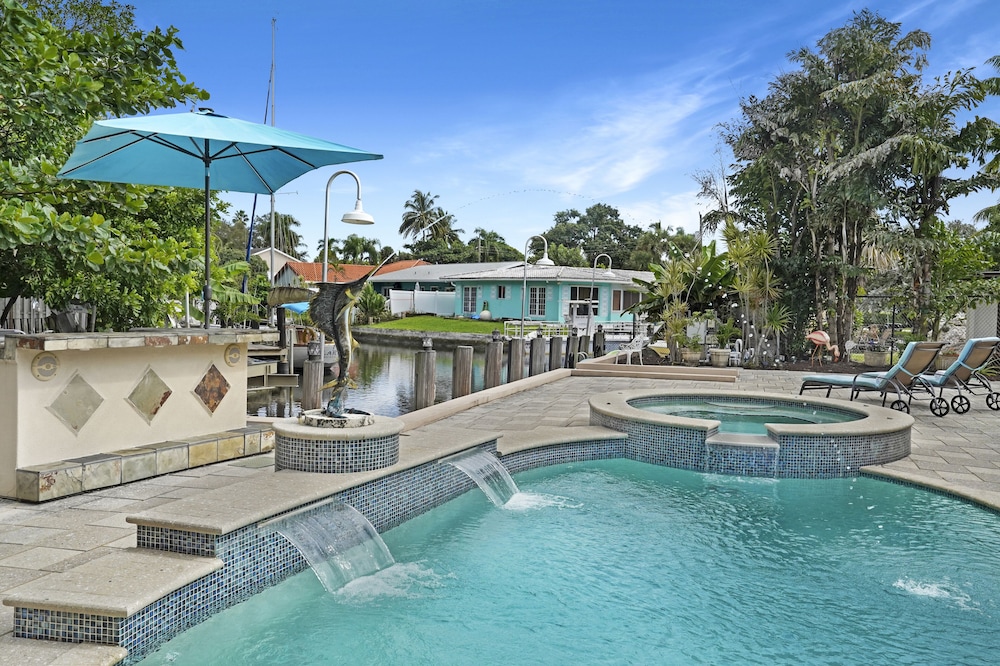 ⛱ Waterfront | Pool & Hot Tub | Bonus Rooms | Fire Pit | BBQ | Kayaks | Beach⛱