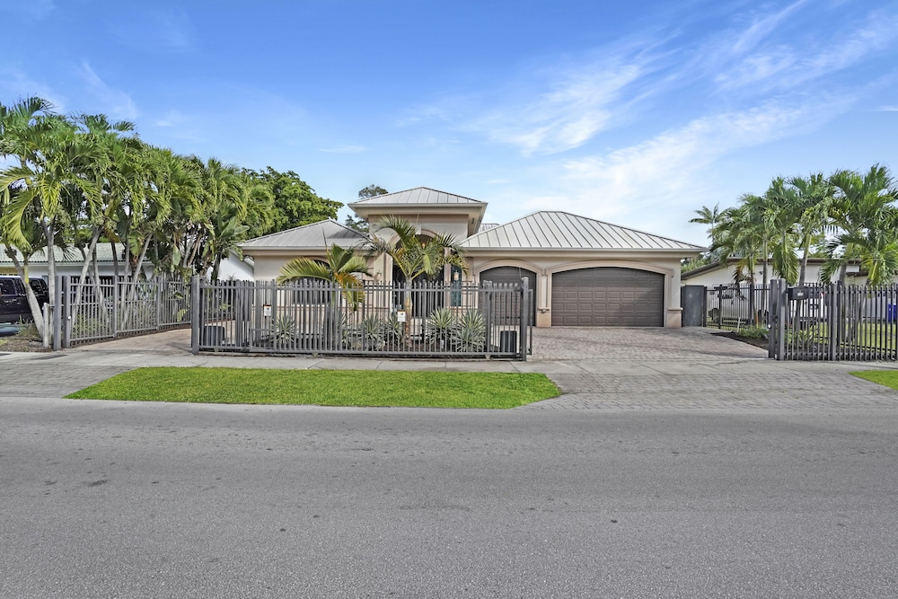 ⛱ Waterfront | Pool & Hot Tub | Bonus Rooms | Fire Pit | BBQ | Kayaks | Beach⛱