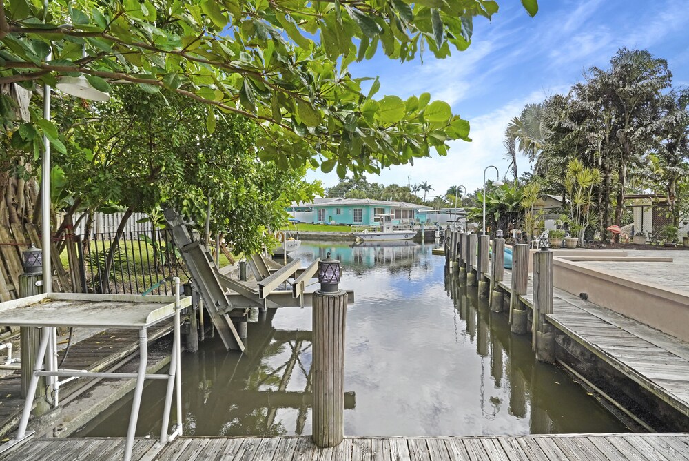 ⛱ Waterfront | Pool & Hot Tub | Bonus Rooms | Fire Pit | BBQ | Kayaks | Beach⛱