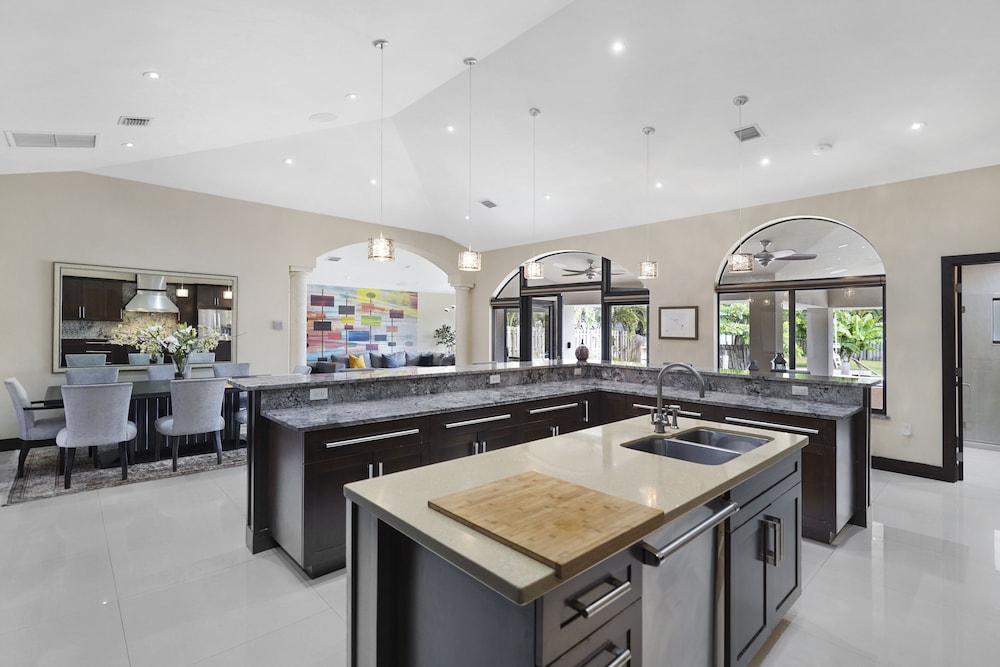 ⛱ Waterfront | Pool & Hot Tub | Bonus Rooms | Fire Pit | BBQ | Kayaks | Beach⛱