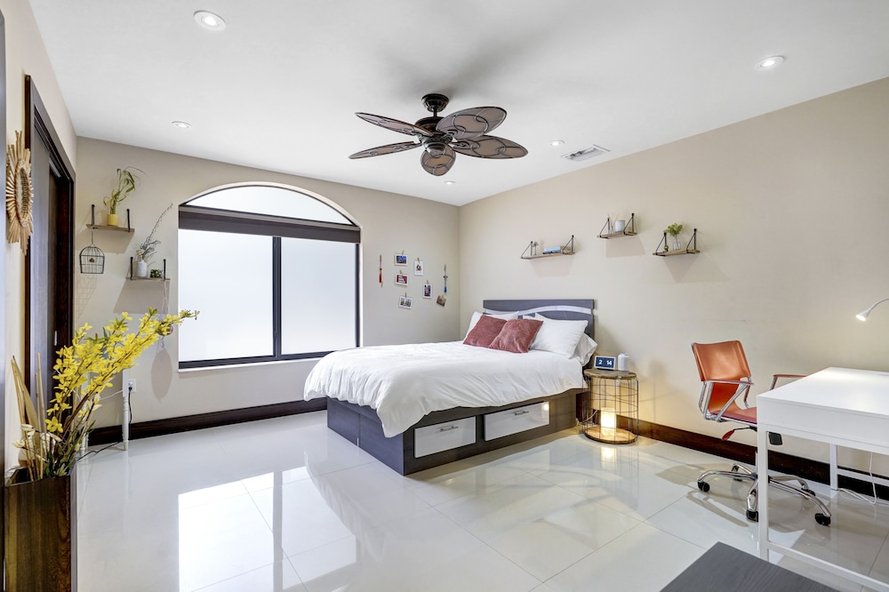 ⛱ Waterfront | Pool & Hot Tub | Bonus Rooms | Fire Pit | BBQ | Kayaks | Beach⛱