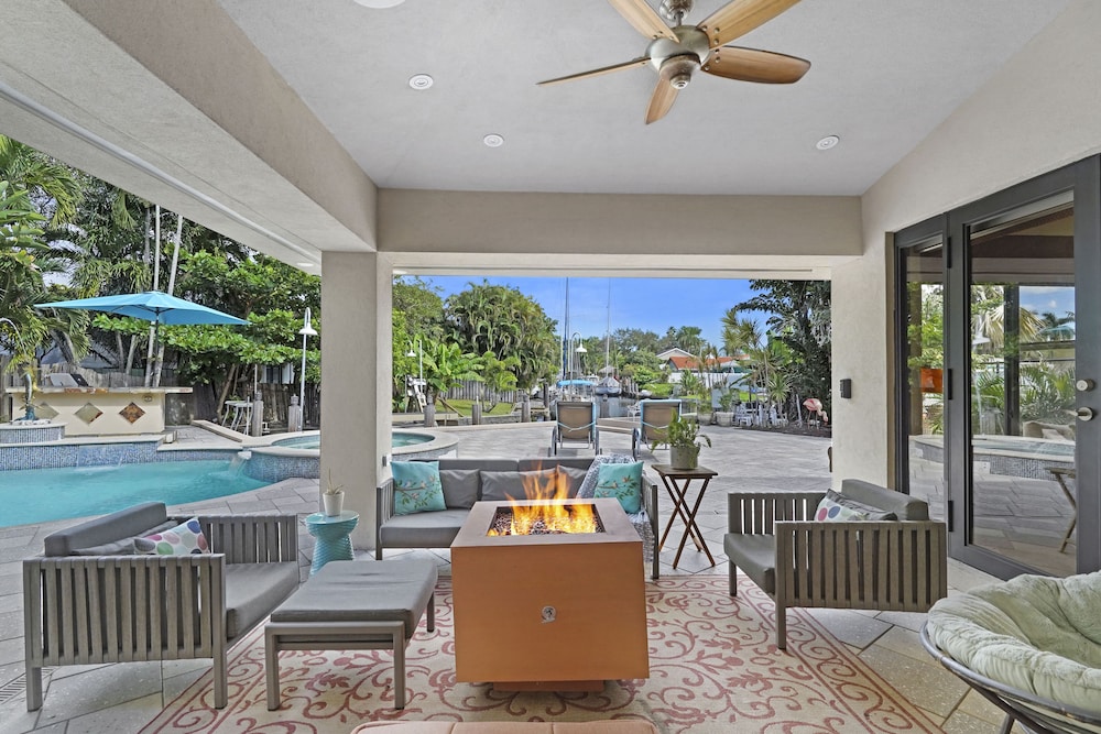 ⛱ Waterfront | Pool & Hot Tub | Bonus Rooms | Fire Pit | BBQ | Kayaks | Beach⛱