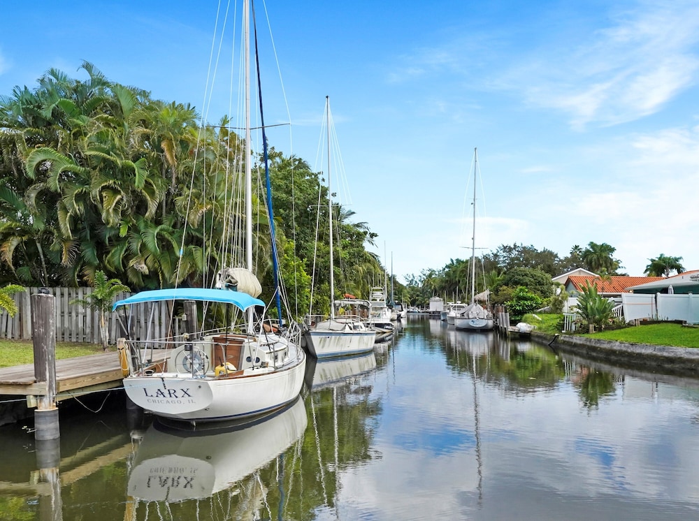 ⛱ Waterfront | Pool & Hot Tub | Bonus Rooms | Fire Pit | BBQ | Kayaks | Beach⛱