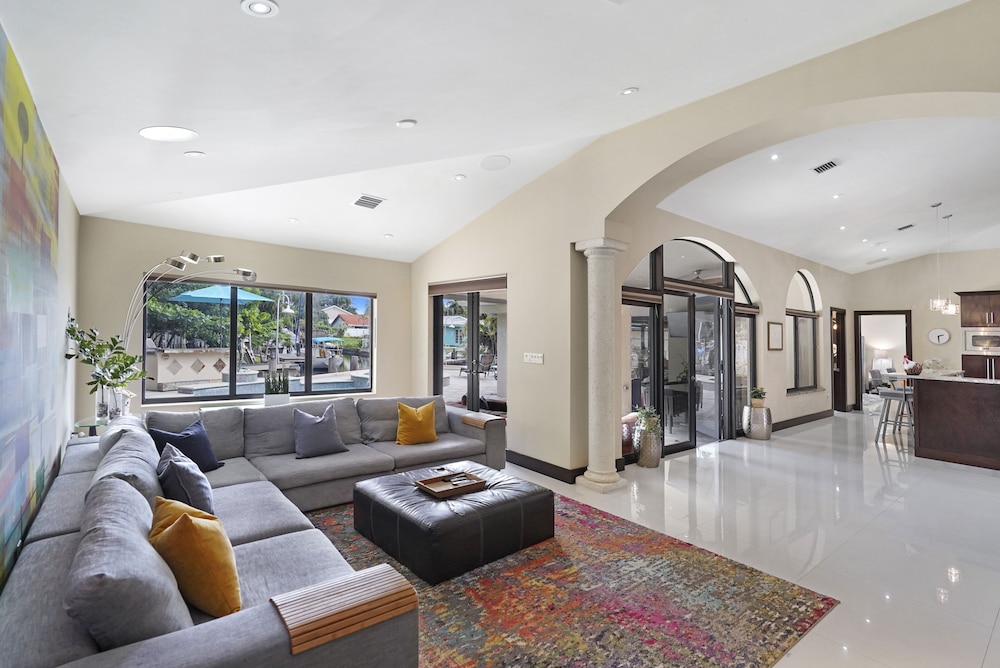 ⛱ Waterfront | Pool & Hot Tub | Bonus Rooms | Fire Pit | BBQ | Kayaks | Beach⛱