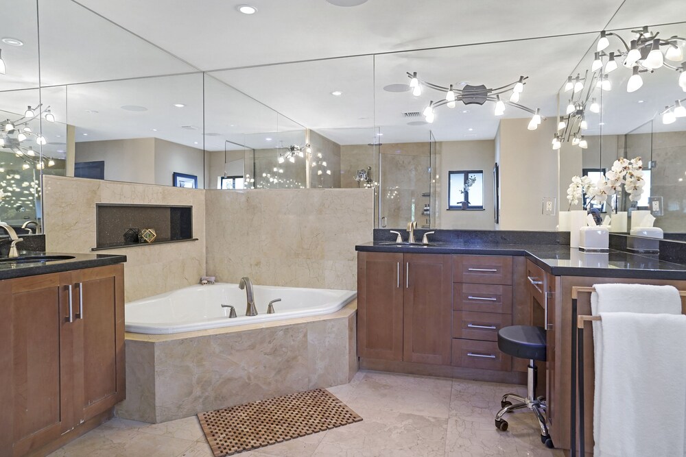 ⛱ Waterfront | Pool & Hot Tub | Bonus Rooms | Fire Pit | BBQ | Kayaks | Beach⛱