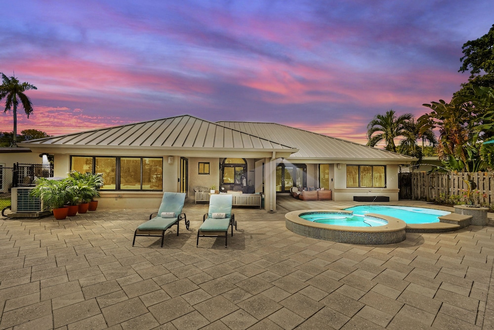 ⛱ Waterfront | Pool & Hot Tub | Bonus Rooms | Fire Pit | BBQ | Kayaks | Beach⛱