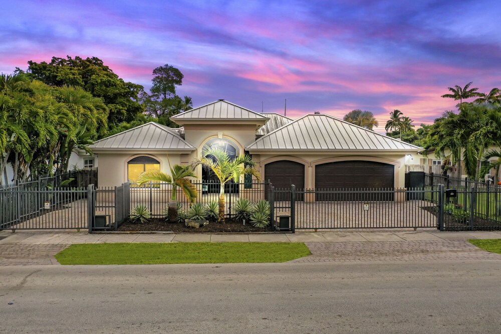 ⛱ Waterfront | Pool & Hot Tub | Bonus Rooms | Fire Pit | BBQ | Kayaks | Beach⛱