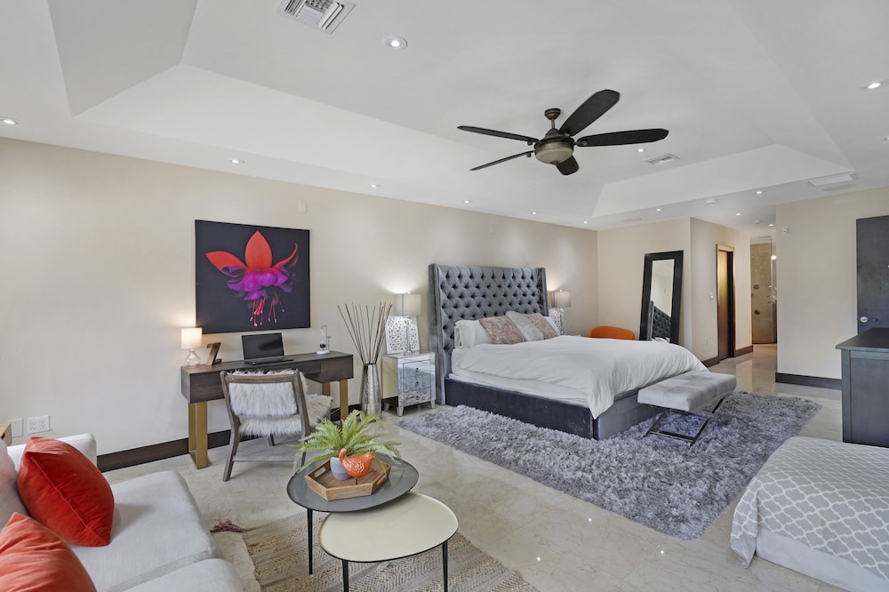 ⛱ Waterfront | Pool & Hot Tub | Bonus Rooms | Fire Pit | BBQ | Kayaks | Beach⛱