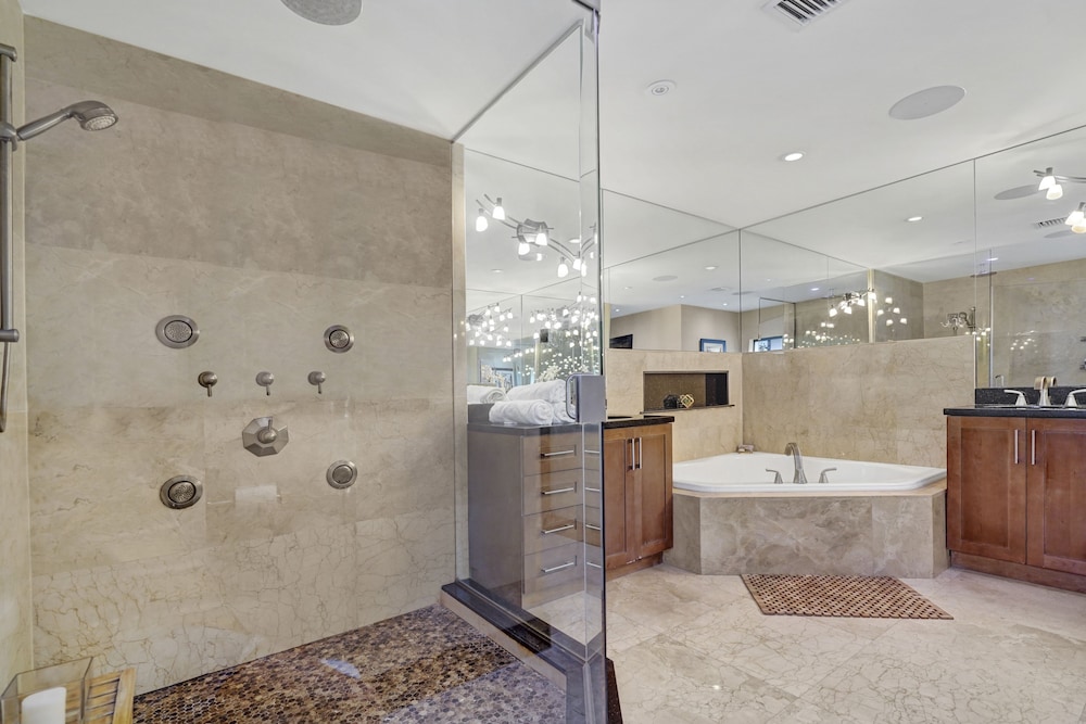 ⛱ Waterfront | Pool & Hot Tub | Bonus Rooms | Fire Pit | BBQ | Kayaks | Beach⛱