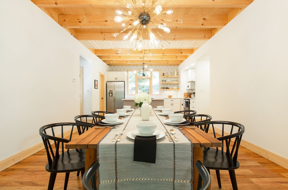 Open and Airy New Modern Farmhouse on Lake Sheila