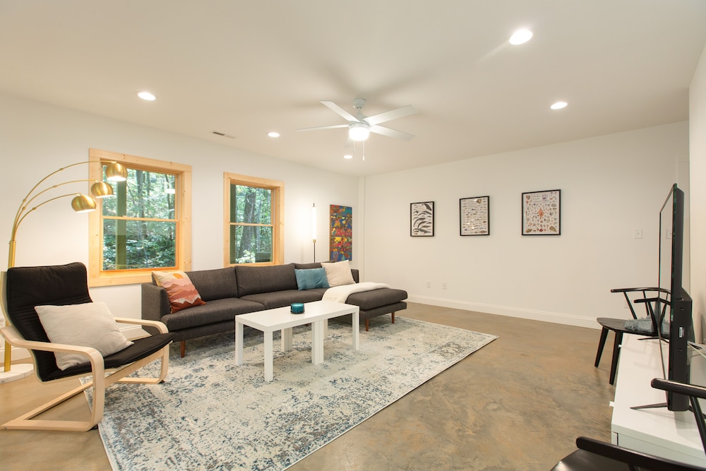 Open and Airy New Modern Farmhouse on Lake Sheila