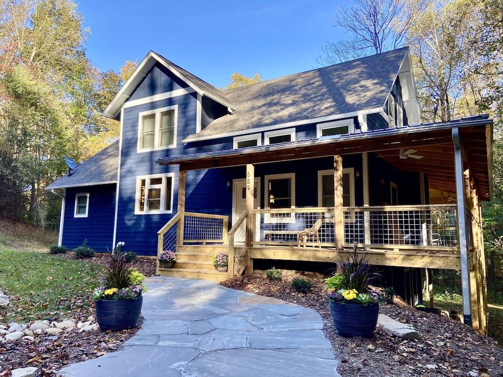 Open and Airy New Modern Farmhouse on Lake Sheila