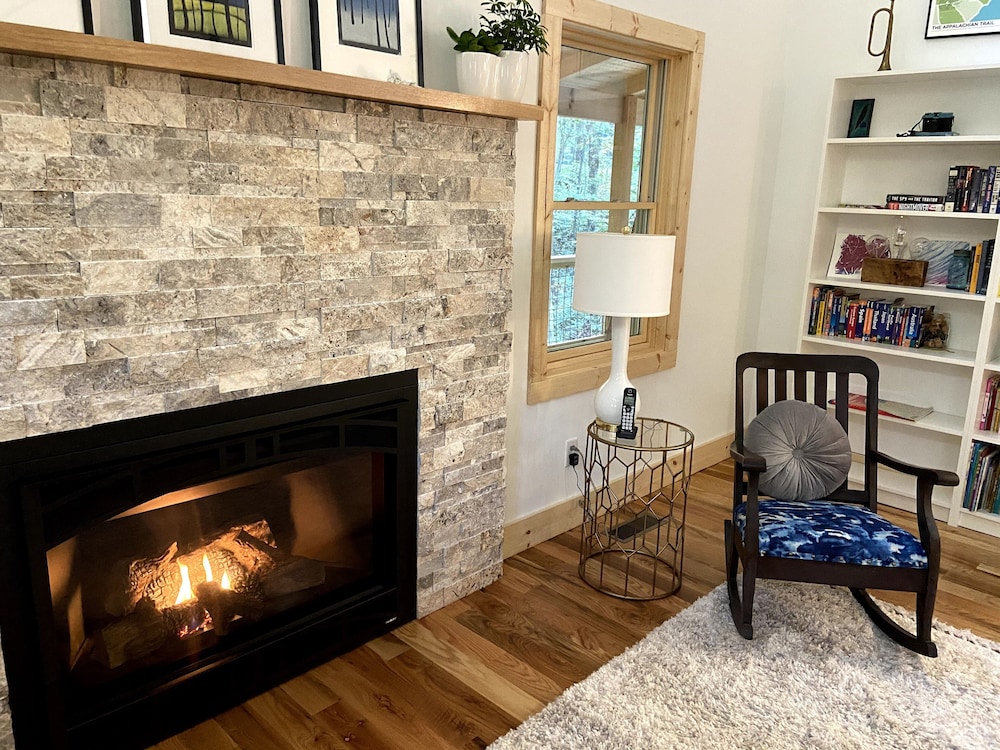 Open and Airy New Modern Farmhouse on Lake Sheila