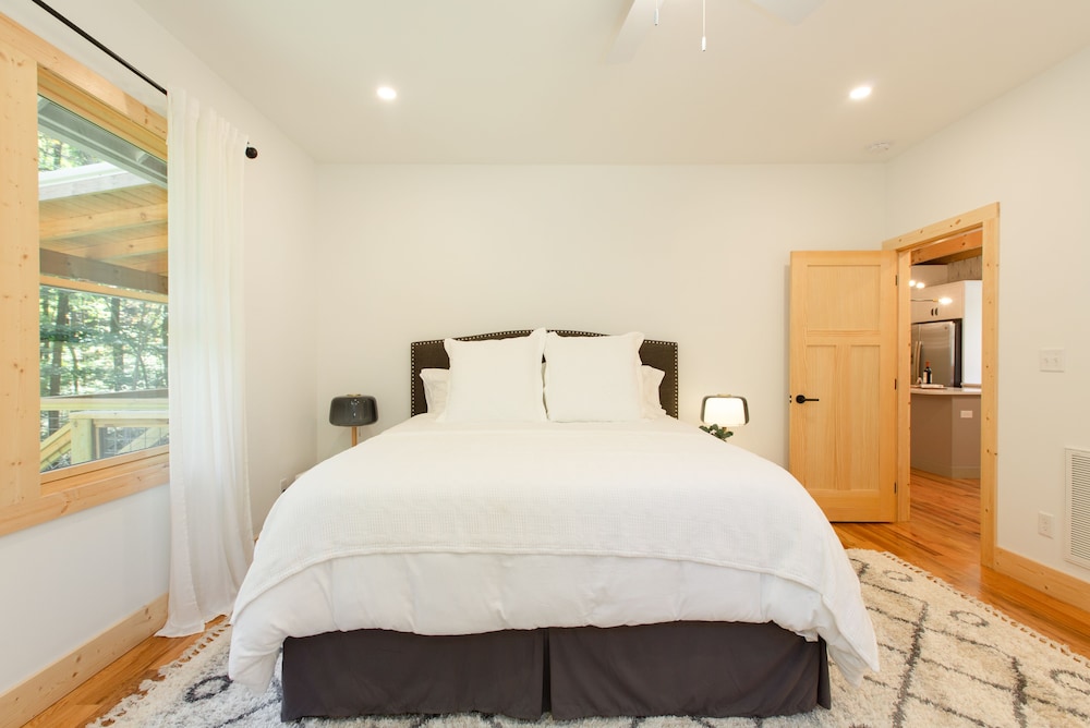 Open and Airy New Modern Farmhouse on Lake Sheila