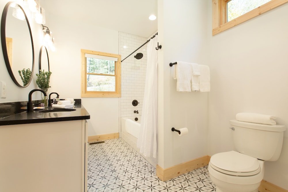 Open and Airy New Modern Farmhouse on Lake Sheila