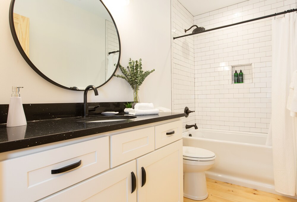 Open and Airy New Modern Farmhouse on Lake Sheila