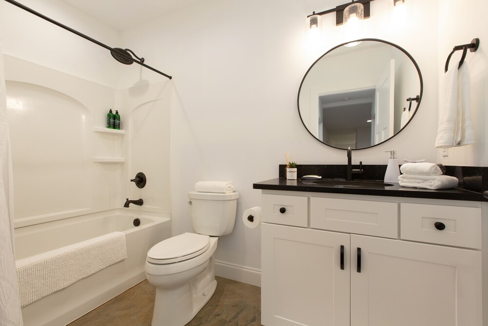 Open and Airy New Modern Farmhouse on Lake Sheila