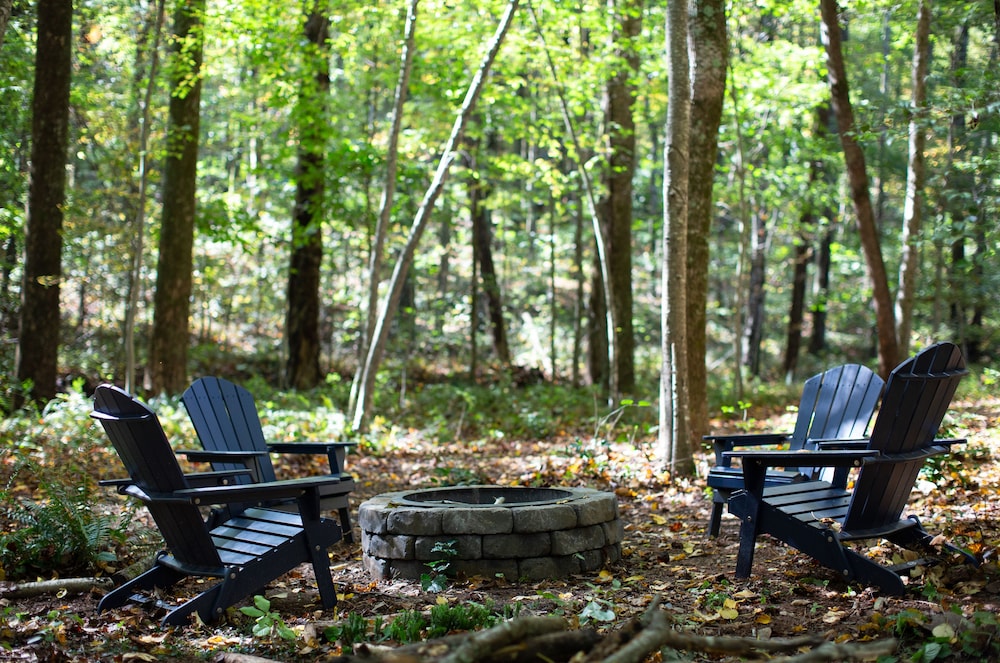 Open and Airy New Modern Farmhouse on Lake Sheila